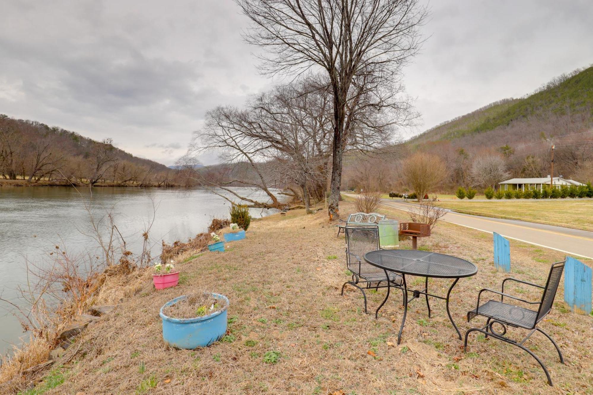 Riverfront Hot Springs Cabin With Private Hot Tub! المظهر الخارجي الصورة