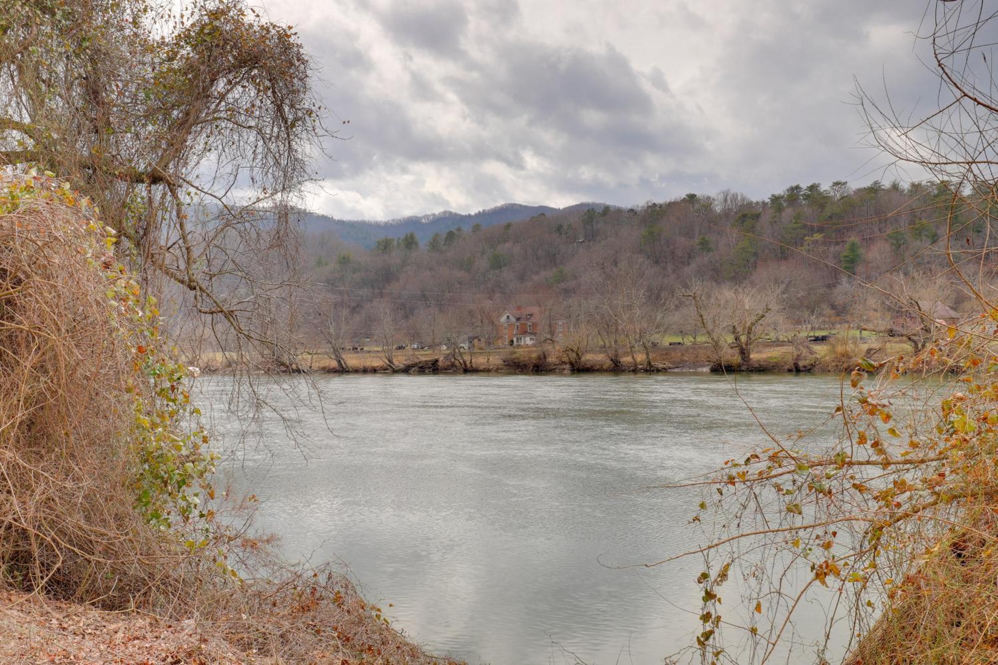 Riverfront Hot Springs Cabin With Private Hot Tub! المظهر الخارجي الصورة