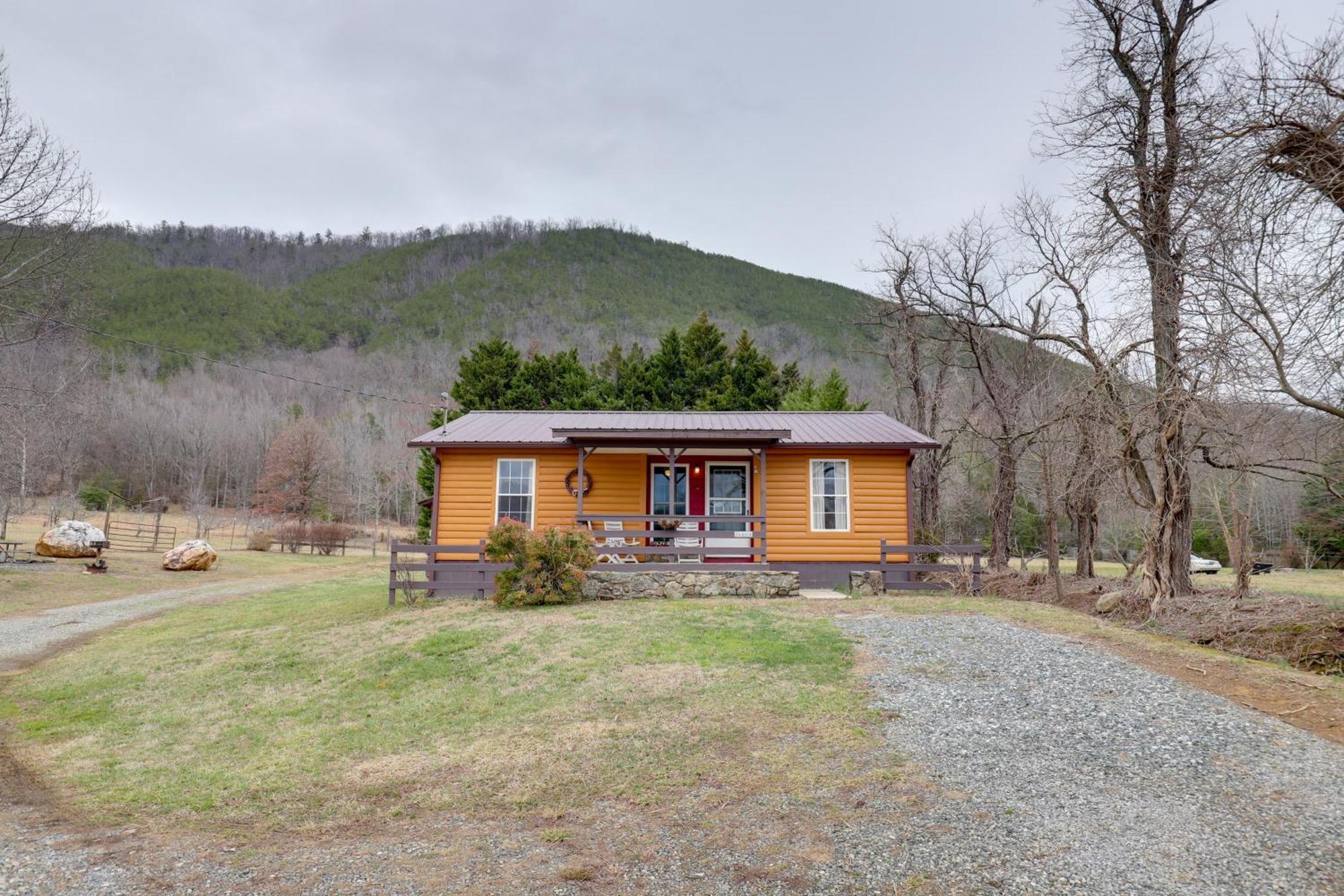 Riverfront Hot Springs Cabin With Private Hot Tub! المظهر الخارجي الصورة
